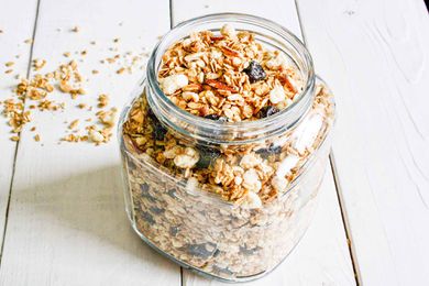 自制格兰诺拉麦片配樱桃和杏仁