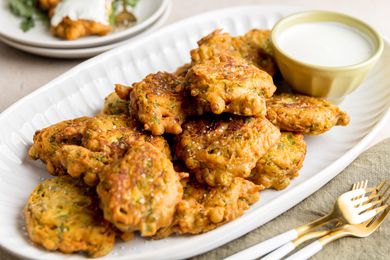 白盘芦笋炸丸子。