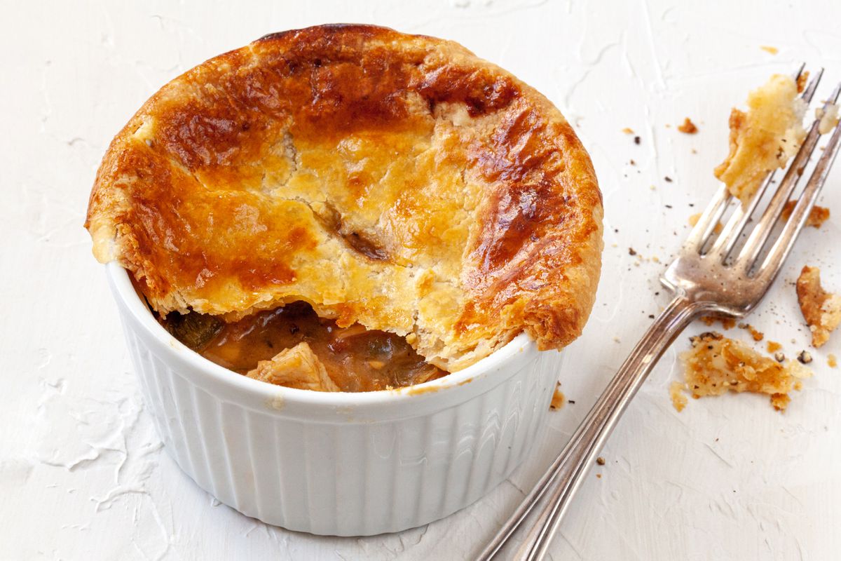 卡津火鸡馅饼装在小模子里。