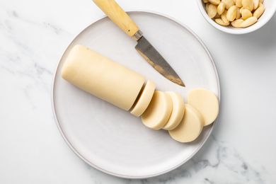 原木杏仁糖，旁边放着杏仁糖片