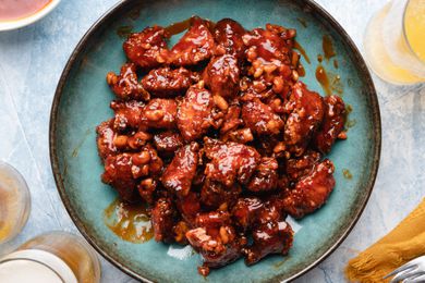 韩式炸鸡配蓝盘。